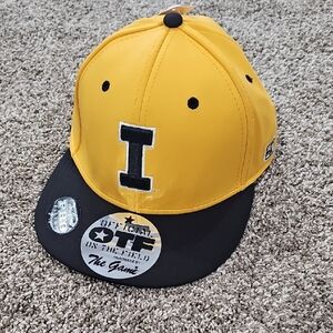 NEW Iowa Hawkeye Black & Gold sz 7.5 Fitted Hat